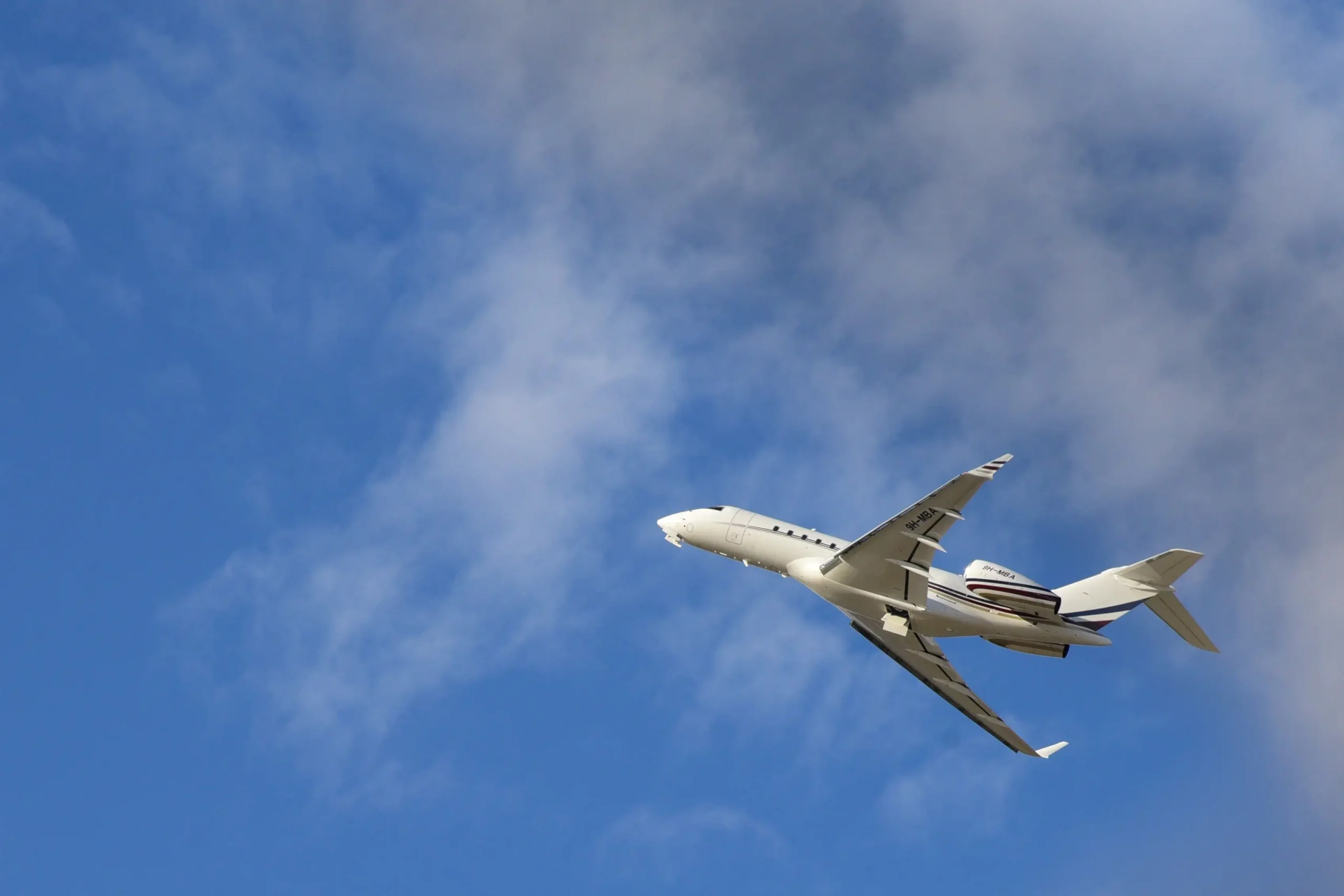 image of an air plane as a cover image for a blog about dental implants abroad